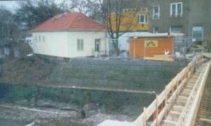 Mit OBEG bewehrte Steilböschung mit Brückenauflage (Freital in Sachsen) Steilböschung mit Brückenauflage (Freital in Sachsen)